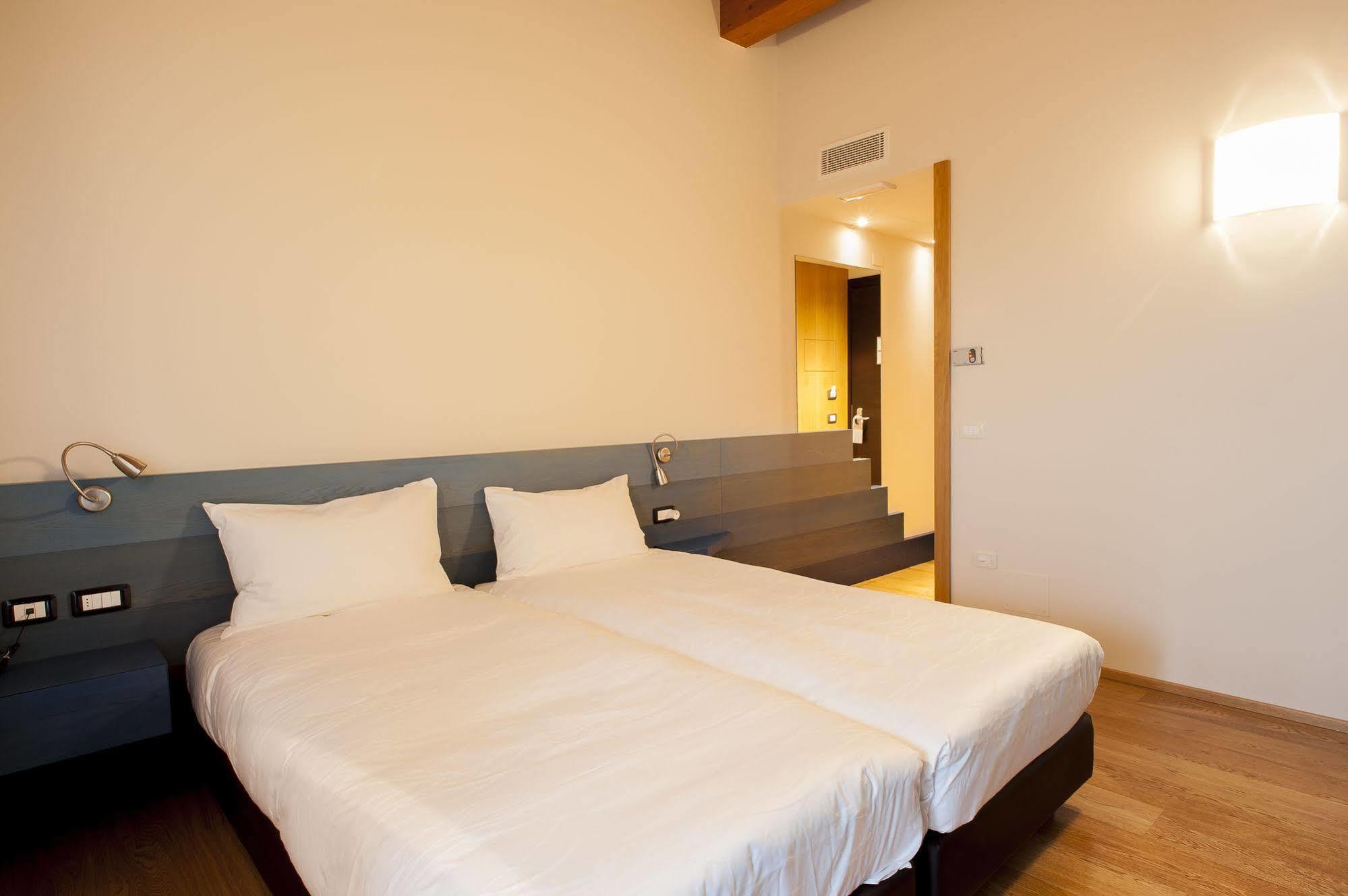 Elliot Osteria e dormire in collina Manzano Esterno foto