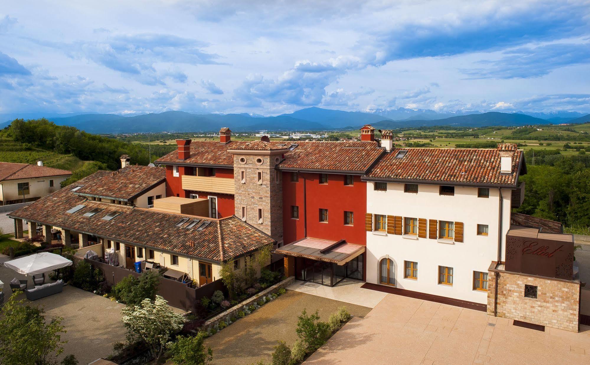 Elliot Osteria e dormire in collina Manzano Esterno foto